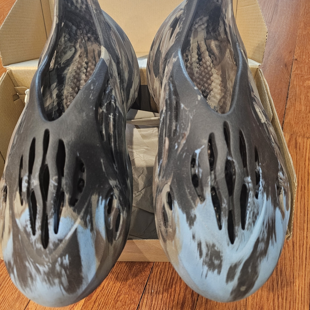 Adidas YZY Foam RNR Box